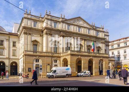 Milano, Italia - 02 marzo 2022: Vista dello storico edificio del Teatro alla Scala, con abitanti del luogo e visitatori, a Milano, Lombardia, Nord Italia Foto Stock