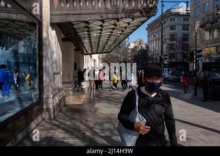 Visitatori e acquirenti fuori dal grande magazzino Selfridges di Oxford Street il 18th marzo 2022 a Londra, Regno Unito. Oxford Street è un importante centro commerciale nel West End della capitale ed è la strada dello shopping più trafficata di Europes con circa mezzo milione di visitatori giornalieri ai suoi circa 300 negozi, la maggior parte dei quali sono negozi di moda e abbigliamento. Foto Stock