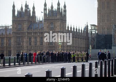 Londra, Inghilterra, Regno Unito. 22nd Mar 2022. Una cerimonia ha avuto luogo sul Ponte di Westminster in occasione del 5th anniversario dell'attacco terroristico. (Credit Image: © Tayfun Salci/ZUMA Press Wire) Foto Stock