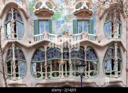 BARCELLONA CATALOGNA SPAGNA GAUDI CASA BATLLO CASA BATLLÓ O CASA DELS OSSOS DETTAGLIO FACCIATA VERDE E BLU IN MOSAICI TRENCADIS Foto Stock