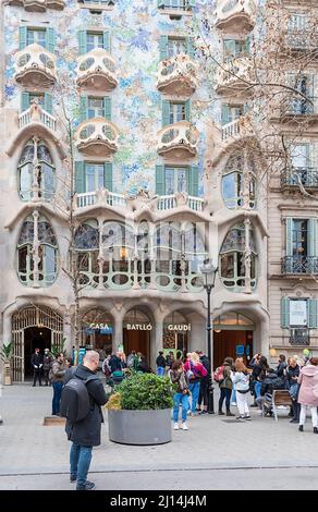 BARCELLONA CATALOGNA SPAGNA GAUDI CASA BATLLO Casa Batlló O Casa dels ossos CON TURISTI FUORI Foto Stock