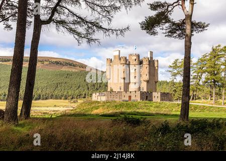 Braemar Castello (costruito nel 1628) accanto al fiume Dee a Braemar, Aberdeenshire, Scozia Regno Unito Foto Stock