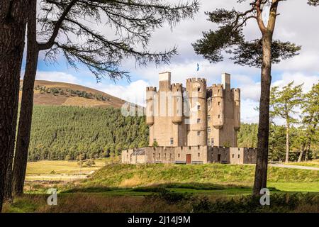 Braemar Castello (costruito nel 1628) accanto al fiume Dee a Braemar, Aberdeenshire, Scozia Regno Unito Foto Stock