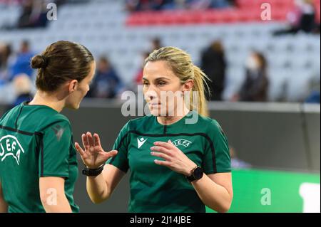 Monaco di Baviera, Germania. 22nd Mar 2022. Arbitri della partita prima della finale della UEFA Womens Champions League tra il FC Bayern Monaco e Parigi Saint Germain all'Allianz Arena di Monaco, Germania. Sven Beyrich/SPP Credit: SPP Sport Press Photo. /Alamy Live News Foto Stock