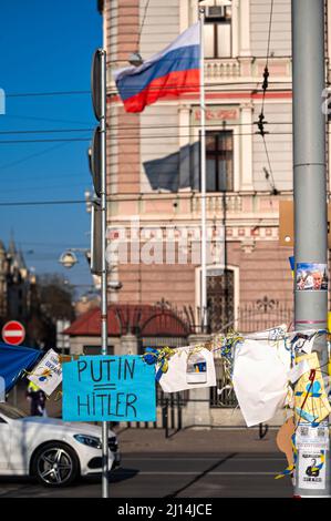 Riga, Lettonia, 18 marzo 2022: Protesta contro l'invasione russa in Ucraina presso l'ambasciata russa Foto Stock