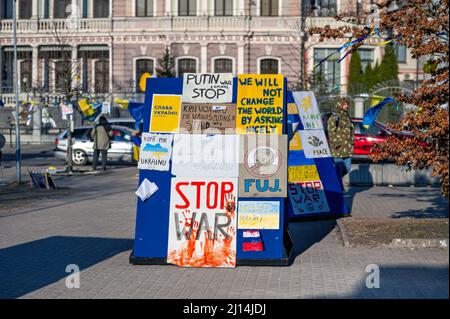 Riga, Lettonia, 18 marzo 2022: Protesta contro l'invasione russa in Ucraina presso l'ambasciata russa Foto Stock