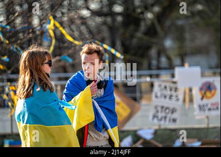 Riga, Lettonia, 18 marzo 2022: Protesta contro l'invasione russa in Ucraina presso l'ambasciata russa Foto Stock