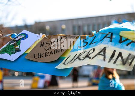 Riga, Lettonia, 18 marzo 2022: Protesta contro l'invasione russa in Ucraina presso l'ambasciata russa Foto Stock