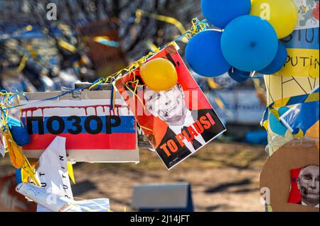 Riga, Lettonia, 18 marzo 2022: Protesta contro l'invasione russa in Ucraina presso l'ambasciata russa Foto Stock