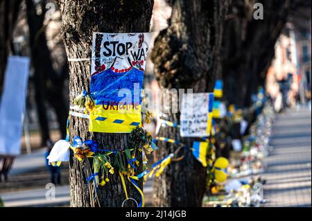 Riga, Lettonia, 18 marzo 2022: Protesta contro l'invasione russa in Ucraina presso l'ambasciata russa Foto Stock