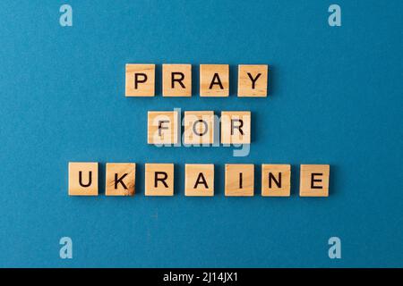 Pregate per la storia dell'Ucraina. Frase da lettere di legno. Vista dall'alto parole. Le frasi sono disposte in legno lettera. Motivazione. Foto Stock