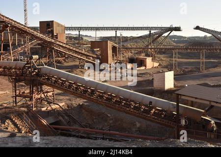 Nastri trasportatori presso il sito minerario a cielo aperto Minas de Riotinto, provincia di Huelva, Spagna meridionale. Foto Stock