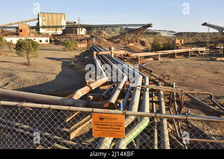 Tubi e nastri trasportatori presso il sito minerario a cielo aperto di Minas de Riotinto, provincia di Huelva, Spagna meridionale. Foto Stock