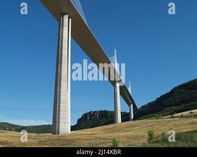 Vista sul ponte multispan Millau Viaduct che attraversa la valle della gola nel sud della Francia Foto Stock