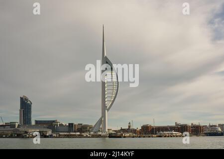 La Spinnaker Tower e lo storico porto sul lungomare di Gunwharf Quays, Portsmouth, Hampshire, Inghilterra Foto Stock