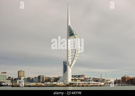 La Spinnaker Tower e lo storico porto sul lungomare di Gunwharf Quays a Portsmouth, Hampshire, Inghilterra Foto Stock