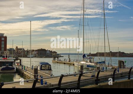 L'ingresso del porto si veava da Gunwharf Quays a Portsmouth, Hampshire, Inghilterra. Con Solent e Isola di Wight sullo sfondo. Foto Stock