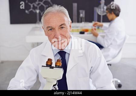 Lascia scoprire qualcosa di nuovo. Shot di uno scienziato maturo che lavora in un laboratorio. Foto Stock