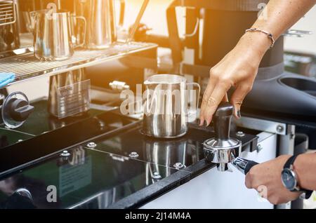 Il barista prepara il caffè nella caffetteria Foto Stock