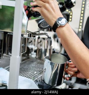 Il barista prepara il caffè con un latte Foto Stock