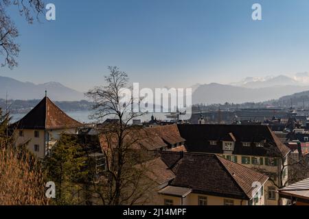 Lucerna, Svizzera, 10 marzo 2022 Vista sul lago e sulla città con le belle alpi sullo sfondo Foto Stock