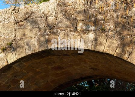 Ponte romano in pietra acciottolata in Abadia Caceres visto dal basso Foto Stock