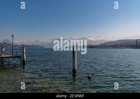 Lucerna, Svizzera, 10 marzo 2022 Vista sul lago di Lucerna con le maestose alpi sullo sfondo Foto Stock