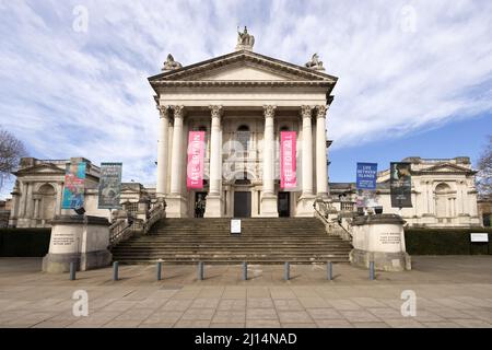 L'esterno della Tate Britain Art Gallery, Millbank, London UK in una giornata di sole in primavera. Foto Stock