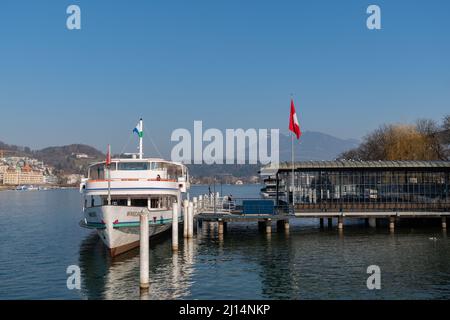 Lucerna, Svizzera, 10 marzo 2022 piccola nave sul lago in una giornata di sole Foto Stock