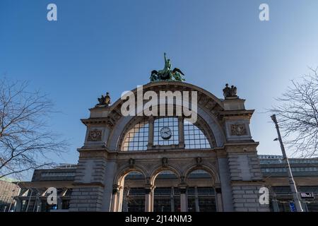 Lucerna, Svizzera, 10 marzo 2022 porta su una piazza sul lungomare nel centro della città Foto Stock