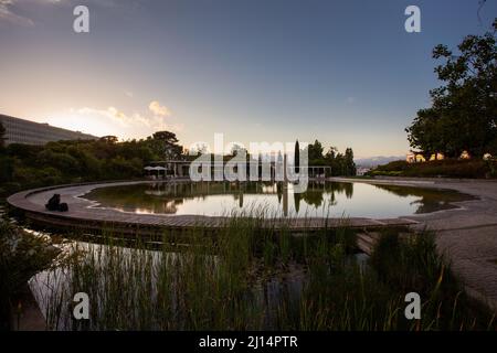 Tramonto estivo che cade sul giardino Amália Rodrigues e la sua caffetteria con acquerelli, situata nel centro di Lisbona, Portogallo. Foto Stock