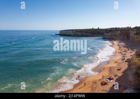 Spiaggia di Praia Nova, nei pressi della città balneare portoghese di Armação de Pêra, nella regione meridionale dell'Algarve, Portogallo. Foto Stock