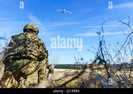 Grafenwoehr, Germania. 06 aprile 2018. Esercito degli Stati Uniti Pvt. 1st Class Brandon Norton, con 1st Infantry Division, lancia un sistema missilistico aereo in miniatura Switchblade 300 letale durante una valutazione e dimostrazione del concetto di violazione del complesso robotico presso Grafenwoehr Training Area, 6 aprile 2018 a Grafenwoehr, Germania. Credito: SGT. Gregory T. Summers/US Army/Alamy Live News Foto Stock