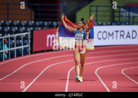 Ivana Vuleta Spanovic festeggia la sua vittoria con la bandiera serba ai Campionati del mondo indoor di Belgrado 2022. Foto Stock