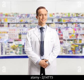 Farmacista maschile che mostra una bottiglia di pillole e guardando la fotocamera isolato su sfondo bianco Foto Stock