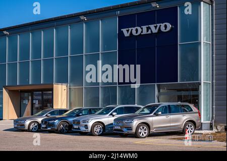 Riga, Lettonia, 18 marzo 2022: Una linea di auto nuove presso lo showroom ufficiale dei concessionari Volvo Car Foto Stock