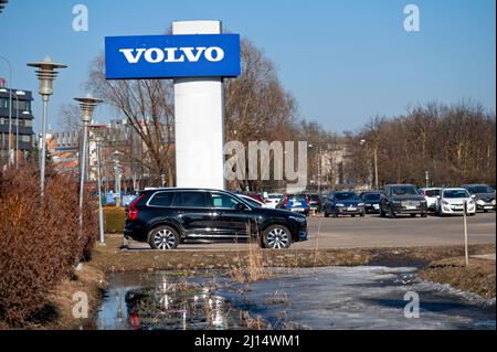 Riga, Lettonia, 18 marzo 2022: Una linea di auto nuove presso lo showroom ufficiale dei concessionari Volvo Car Foto Stock