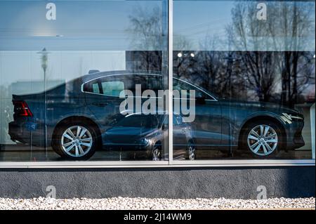 Riga, Lettonia, 18 marzo 2022: Vista del nuovo Volvo attraverso la finestra. Il vetro riflette l'auto parcheggiata all'esterno. Foto Stock