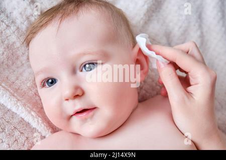Un bambino con un viso sporco tiene le dita in bocca Foto stock - Alamy