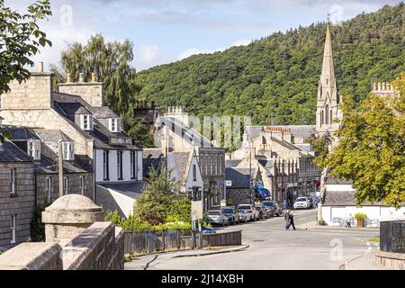 Il villaggio vittoriano di Ballater si trova accanto al fiume Dee, Aberdeenshire, Scozia, Regno Unito Foto Stock