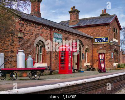 Stazione ferroviaria di Hadlow Road a Wirral, Inghilterra, Regno Unito. Ora un museo storico classificato Grade 2 restaurato per apparire come la stazione una volta chiuso Foto Stock