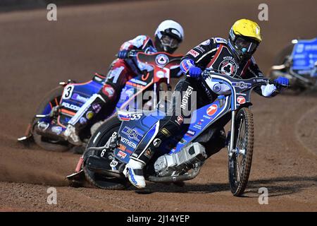 MANCHESTER, REGNO UNITO. MAR 21ST. Matej Zagar guida Brady Kurtz durante il Peter Craven Memorial Trophy al National Speedway Stadium di Manchester lunedì 21st marzo 2022. (Credit: Eddie Garvey | MI News) Credit: MI News & Sport /Alamy Live News Foto Stock