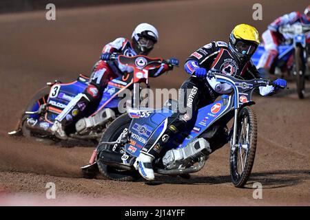 MANCHESTER, REGNO UNITO. MAR 21ST. Matej Zagar guida Brady Kurtz durante il Peter Craven Memorial Trophy al National Speedway Stadium di Manchester lunedì 21st marzo 2022. (Credit: Eddie Garvey | MI News) Credit: MI News & Sport /Alamy Live News Foto Stock