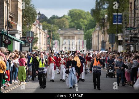 Bath, Somerset, Regno Unito. 11th settembre 2021. Nella foto: Oltre 500 fan di Jane Austen vestiti con abbigliamento Regency prendono parte alla passeggiata facendo la loro strada d Foto Stock
