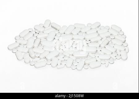 Selezione di pillole e compresse su sfondo bianco puro, spazio per la copia - pillole profilassiche per pazienti oncologici Foto Stock