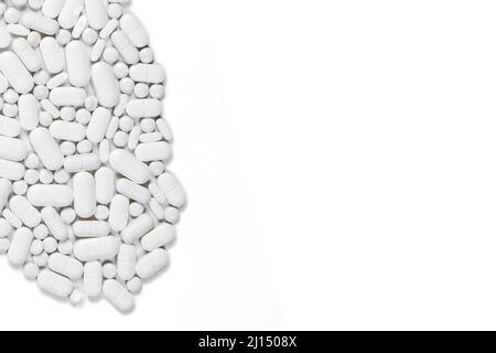 Selezione di pillole e compresse su sfondo bianco, spazio per la copia - pillole profilassiche per pazienti oncologici Foto Stock