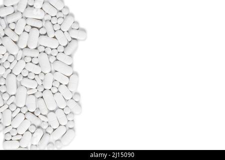Selezione di pillole e compresse su sfondo bianco, spazio per la copia - pillole profilassiche per pazienti oncologici Foto Stock