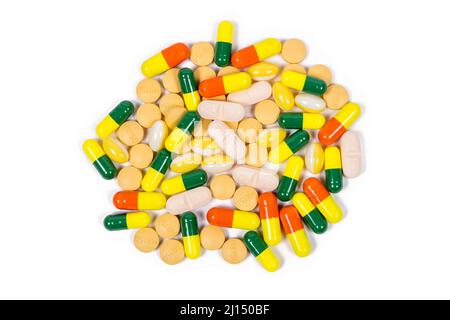 Selezione di pillole e compresse multicolore su sfondo bianco puro Foto Stock