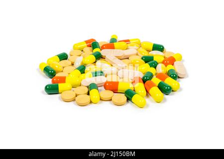 Pila di pillole multicolore, compresse e capsule su sfondo bianco puro con spazio per la copia. Multicolore Foto Stock