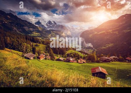 Vista maestosa del villaggio alpino. Il pittoresco e una stupenda scena. Famosa attrazione turistica. Ubicazione Posto alpi svizzere, Valle di Lauterbrunnen, Wengen, B Foto Stock